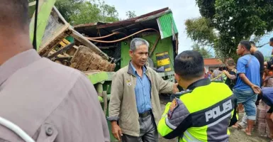Truk Rem Blong di Panyalaian Tanah Datar Tabrak 5 Mobil dan Pejalan Kaki