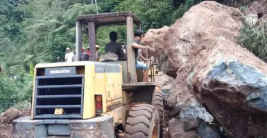 Jalur Bandung ke Garut Tertutup Batu Longsoran, Alat Berat Dikerahkan