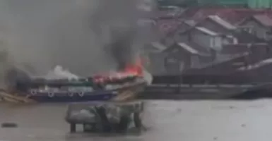 Kapal Angkut 640 Karung Beras Terbakar di Sungai Musi Palembang