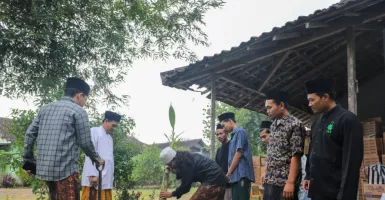 Perkuat Ekonomi Ponpes, Gus-Gus Nusantara Serahkan Bibit Pohon Pisang
