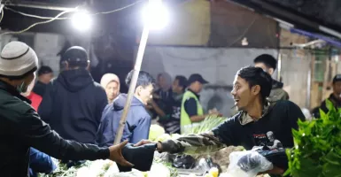 Gandeng Seniman Reak, Ganjar Muda Padjadjaran Berbagi Sahur di Bandung