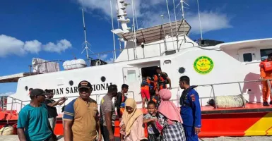 9 Pemudik Dievakuasi Tim SAR dari Perairan Pulau Pemana di NTT