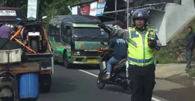 Polisi Urai Kemacetan Arus Mudik di Jalur Garut Jawa Barat