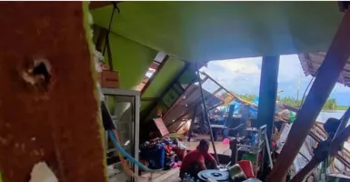 Polisi Investigasi Kapal Tongkang Tabrak Rumah Warga di Tapin