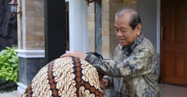 Cium Tangan, Prabowo Subianto Dapat Doa dari Widodo AS