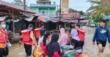 Banjir di OKU Sumsel, Warga Beraktivitas Menggunakan Perahu Karet