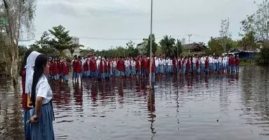 Siswa Gelar Upacara Hardiknas saat Banjir di Kalimantan Tengah