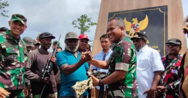 Nyatakan Damai, Mantan KKB Papua Menyerahkan 6 Senjata Api ke TNI