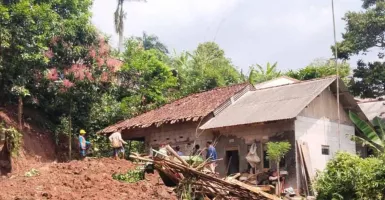 4 Rumah Rusak Akibat Tanah Longsor di Cianjur, 6 Keluarga Mengungsi