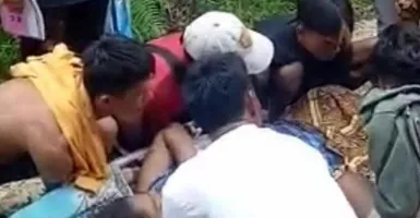 Tanah Longsor di Solok, Warga Tandu Wanita Akan Melahirkan