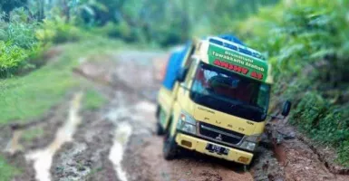 Jalan Rusak di Cianjur Tak Diperbaiki, Warga Mengibaratkan Sungai Kering