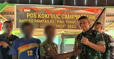 Mantan Anggota KKB Papua Serahkan Senjata Api ke TNI