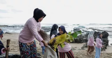 Jaga Keindahan Alam, Srikandi Ganjar Bersihkan Pantai Banten