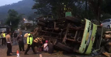 Truk Terguling di Cagak Nagreg, Arus Kendaraan dari Bandung Dialihkan