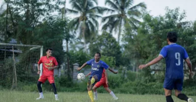 Perbaiki Lapangan, Ganjar Muda Padjadjaran Gelar Laga Persinga U-21 vs Legend