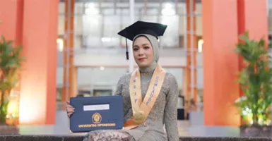 Mutiara Tak Berpuas Diri Jadi Wisudawan Terbaik Universitas Diponegoro