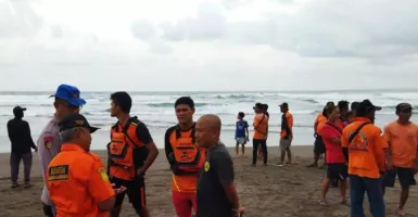 Remaja Terseret Ombak Pantai Cikembulan Pangandaran, 2 Tewas