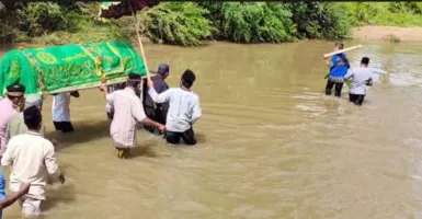 Alasan Warga Jalan Kaki Menyeberangi Sungai Sambil Bawa Jenazah di Lampung