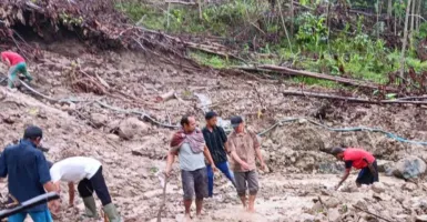 Jalan di Cianjur Tertimbun Longsor Akibat Gempa Sukabumi