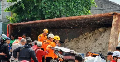 Kecelakaan di Semarang, Sebuah Mobil Tertimpa Truk Pengangkut Tanah
