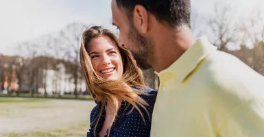 Menjadi Pendengar yang Baik untuk Pasangan Merupakan Tindakan CInta