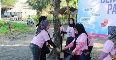 Tingkatkan Kepedulian, Srikandi Ganjar Bersih-bersih Pantai di Cianjur