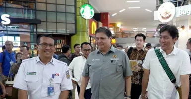 Pantau Stasiun Gambir, Menteri Airlangga: Aktivitas Ekonomi Berjalan Normal