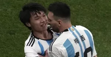 Sadis! Penyusup yang Peluk Messi di China Dihukum Larangan ke Stadion Setahun