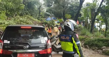Tanah Longsor di Cianjur Tutup Akses Jalan Wilayah Selatan