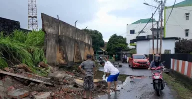Dinding Stadion di Ternate Maluku Utara Roboh Akibat Hujan Lebat