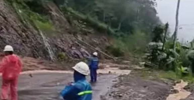 Jalan Trans Sulawesi Tertutup Tanah Longsor di Mamuju