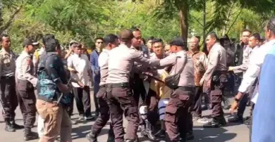 Satpam dan Pegawai Universitas Mataram Diduga Aniaya Mahasiswa Demonstran