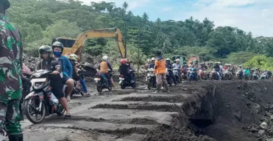 Banjir Lahar Dingin di Lereng Gunung Karangetang Sempat Tutup Akses Jalan
