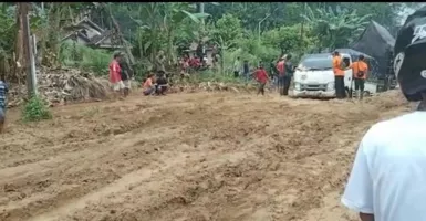 Akses Jalan Lintas Barat Sumatera Terputus Akibat Banjir Bandang di Lampung