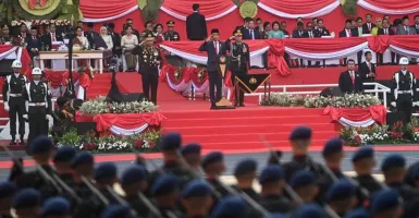 Jaga Rumput GBK, Presiden Jokowi Jalan Kaki Periksa Pasukan HUT Bhayangkara