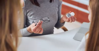 3 Tips Sederhana Membersihkan Kacamata, Jangan Sampai Salah