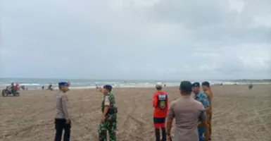 Wisatawan Terseret Arus di Pantai Pangandaran Belum Ditemukan