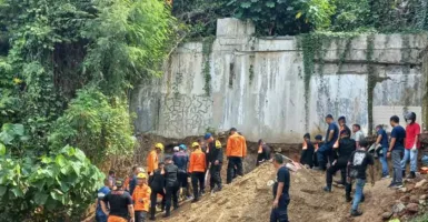 Seorang Pekerja Tewas dalam Peristiwa Tanah Longsor di Semarang