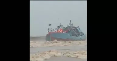 Cuaca Buruk, Sebuah Kapal Terdampar di Pantai Niyama Tulungagung