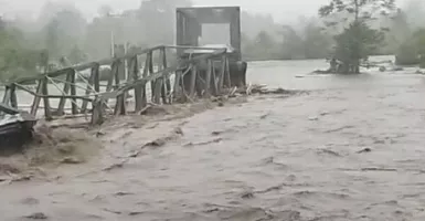 Banjir di Maluku Tengah, Jembatan Penghubung Ibu Kota Kabupaten Putus