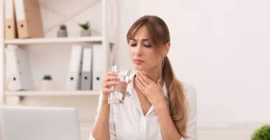 4 Cara Mengatasi Tenggorokan Terasa Kering, Jangan Sampai Salah