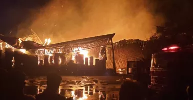 Tim Gabungan Masih Padamkan Kebakaran Pabrik Kertas Kudus Sabtu Pagi