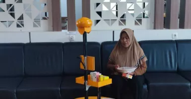 Mahasiswa Ubaya Bikin Robot Pengantar Makanan untuk Lansia
