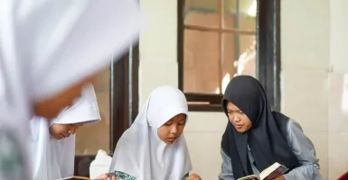 Noni, Guru Ngaji di Bandung Diterima Kuliah Gratis di UGM Yogyakarta