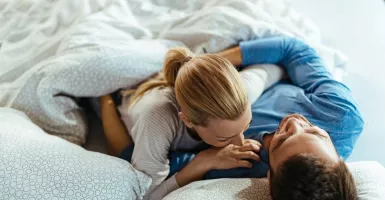 Posisi Tidur Bisa Ungkap Kondisi Hubungan Kamu dengan Pasangan
