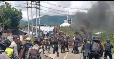 Polisi Buka Paksa Blokade Jalan Trans Papua Barat yang Ganggu Aktivitas Warga