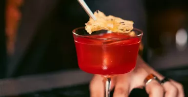 Curi Perhatian, Bartender Phoenix Gastro Bar Ramu Koktail Cita Rasa Lokal