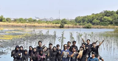 Melestarikan Lingkungan, XL Future Leaders Ajak Mahasiswa ITS Tanam Bibit Mangrove