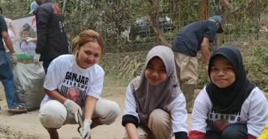 Manuver Berkelas Ganjar Muda Padjadjaran Bersihkan Kampung Langganan Banjir