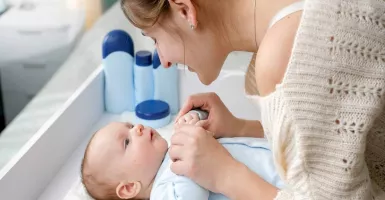 Bayi Belajar Bahasa dengan Memperhatikan Wajah Orang yang Mengasuhnya